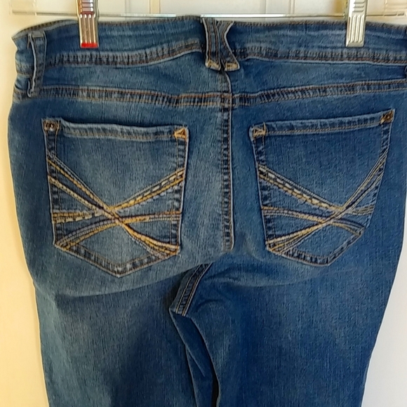 Wallflower size 11 Junior's Faded Blue Jeans. - Picture 2 of 5